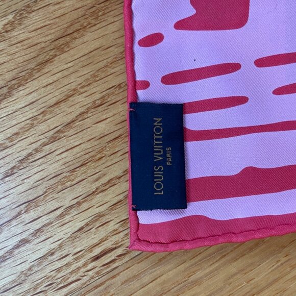 Louis Vuitton Silk Scarf Reversible Pink/Black (141979) - Picture 5 of 5